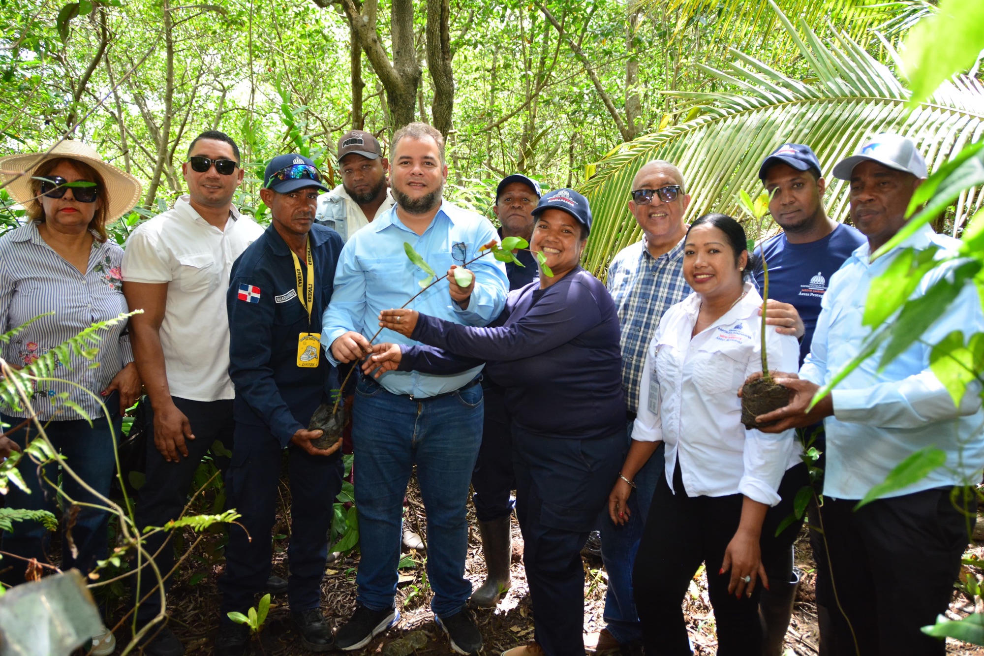 Hecmilio Galván celebra el Día mundial del Medio Ambiente con jornada de reforestación en Bahía de la Gina