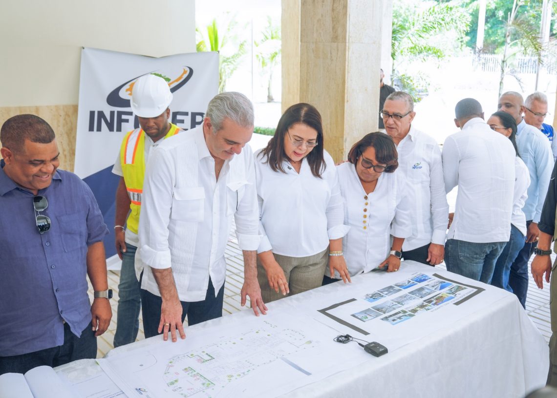Abinader y directora de Infotep supervisan avances del Hotel Escuela Guarocuya, en Barahona