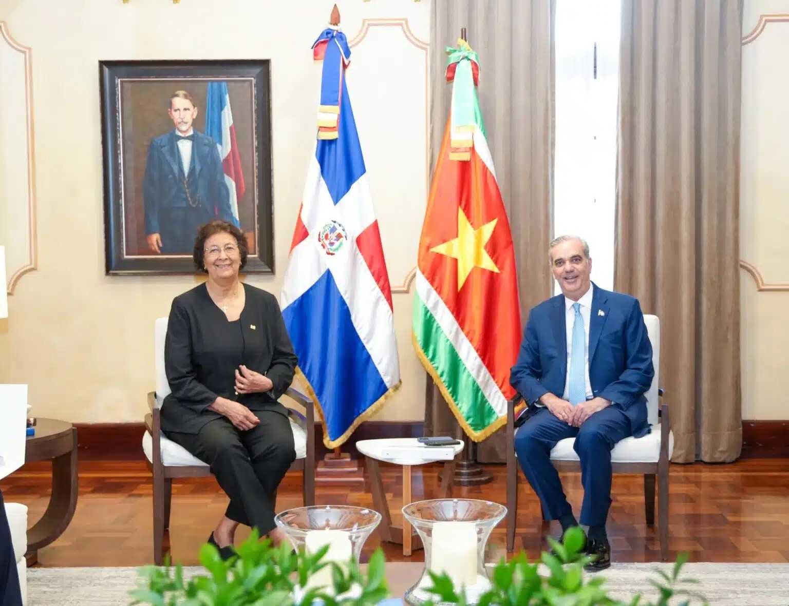 Abinader recibe a su homóloga de Surinam, Jennifer Geerlings-Simons, en el Palacio Nacional
