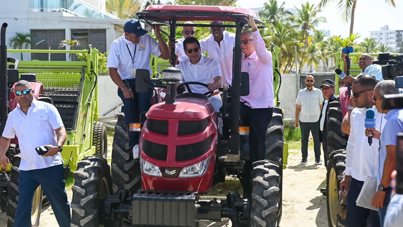 Turismo entrega 42 equipos a ayuntamientos para recolección de desechos
