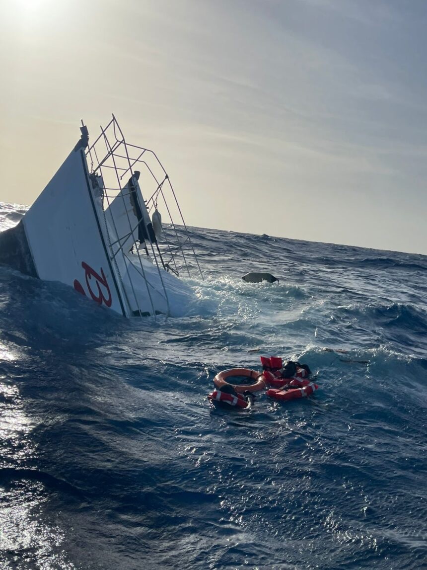 Armada rescata a dos personas tras naufragio de la embarcación proveniente de Islas Turcas y Caicos
