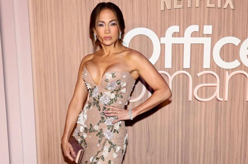 JLo sorprende con su impactante figura a los 56 años y desata rumores de una cirugía de senos