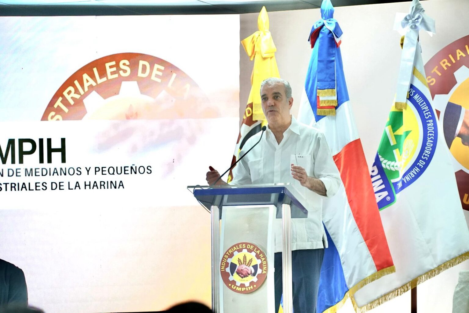 Abinader afirma que gobierno continuará apoyando a los pequeños y medianos empresarios de la panadería