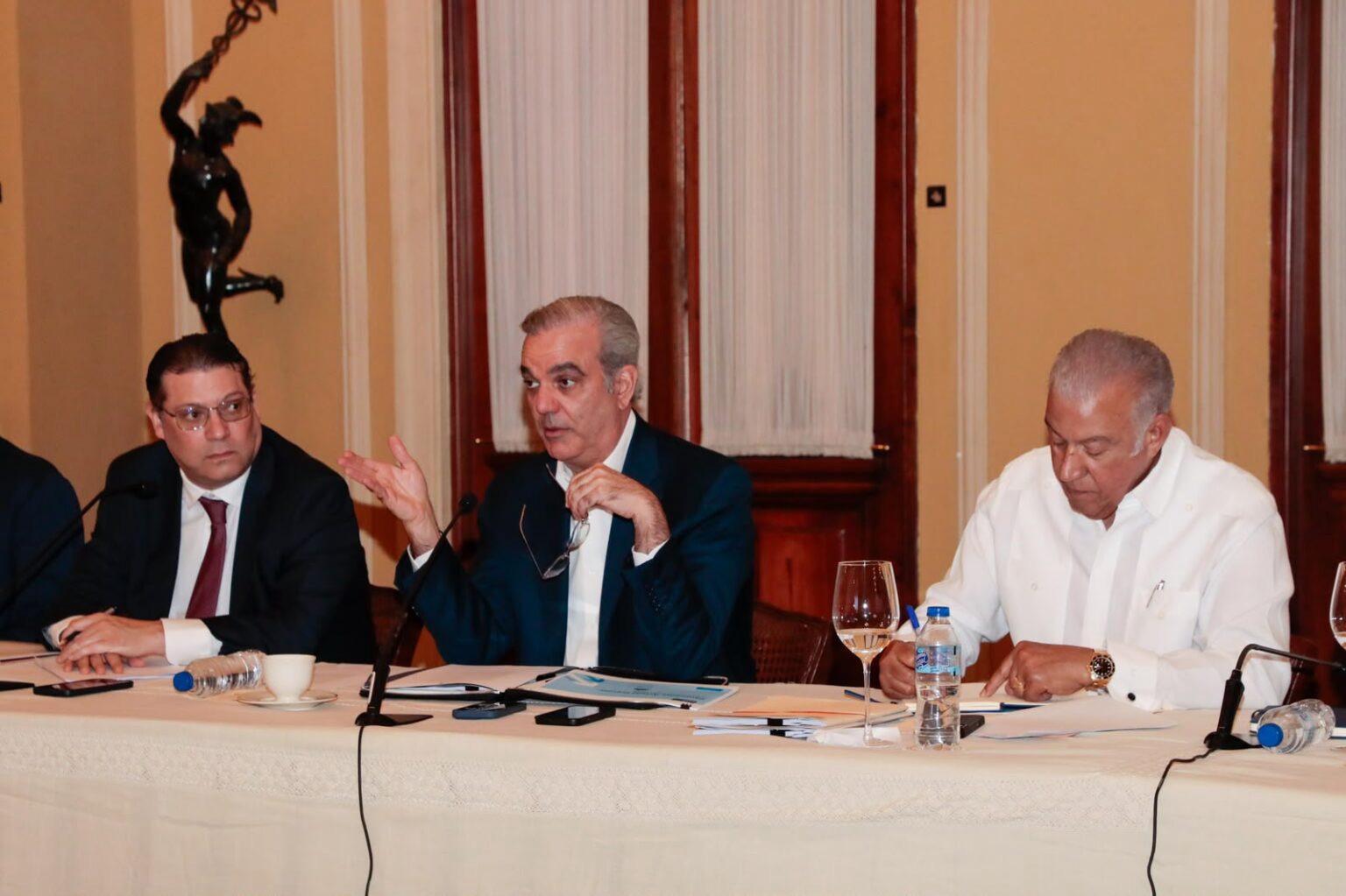 Abinader y sectores productivos evalúan medidas para preservar estabilidad de precios