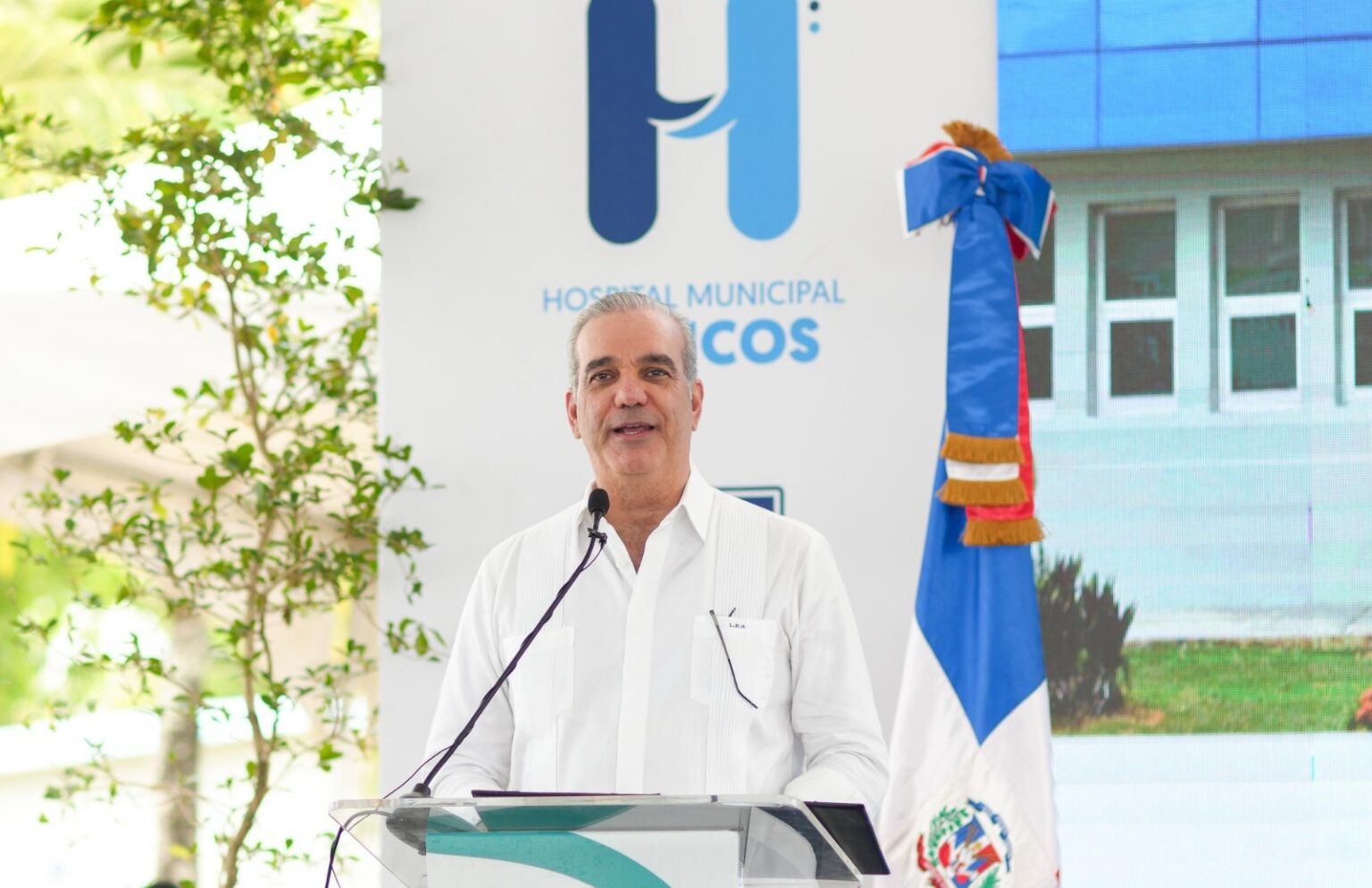 Abinader entrega remozamiento general y área de Emergencia del Hospital Municipal de Cevicos
