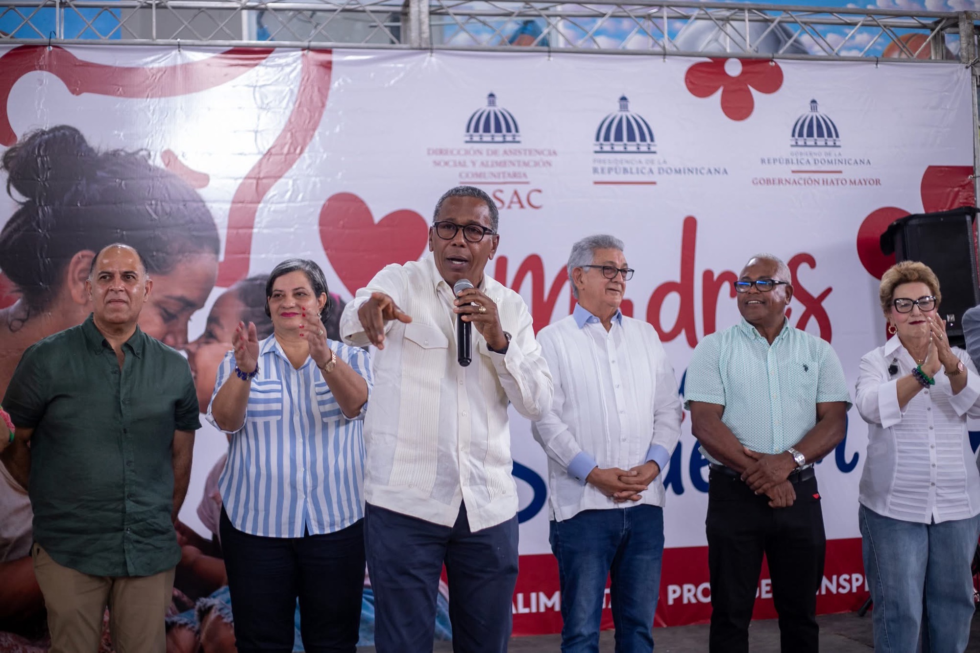 Gobierno realiza “Madres que Sostienen” en Hato Mayor por motivo del Día de las Madres