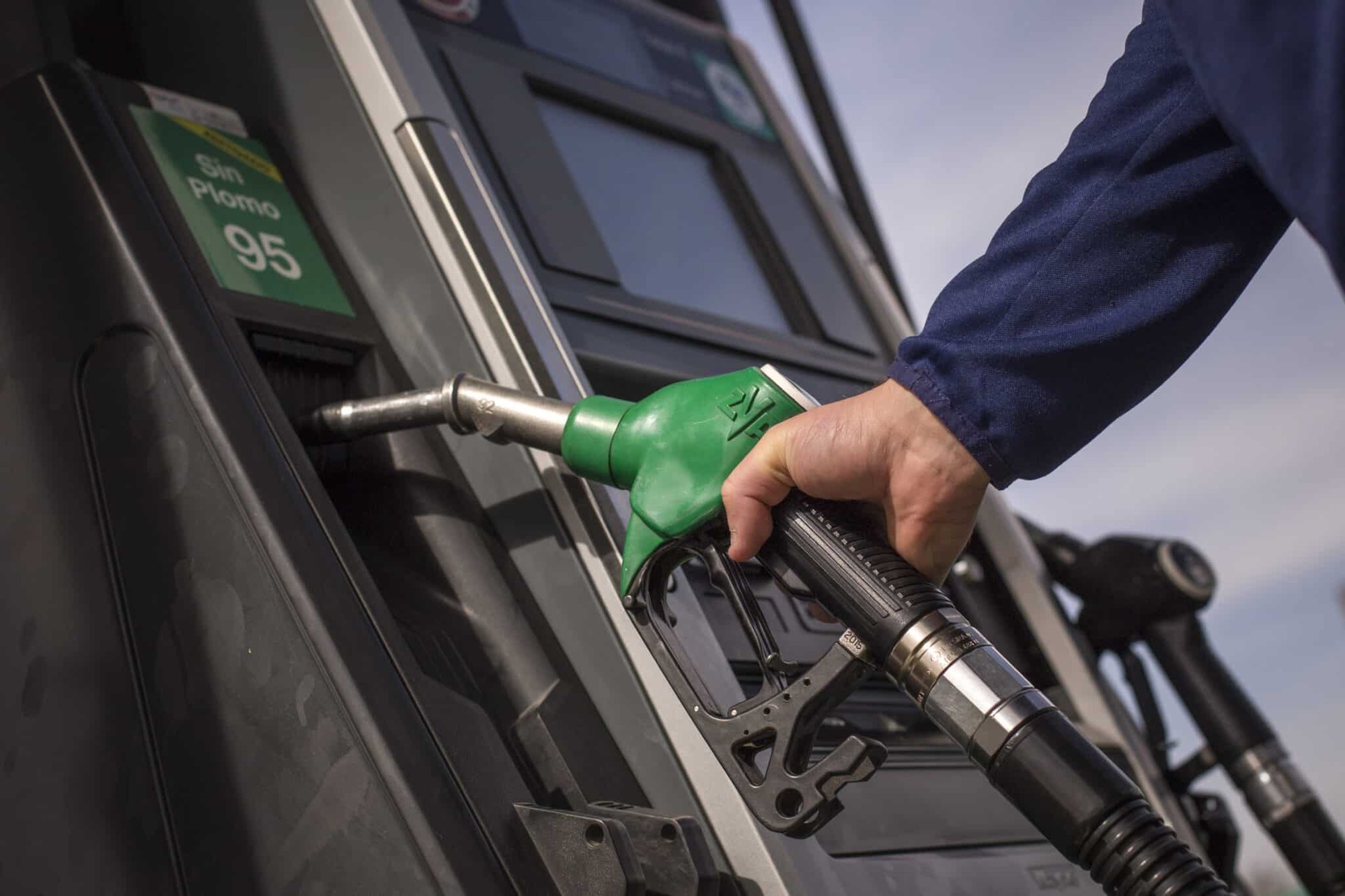 Gobierno reajusta combustibles y activa período de congelación de precios