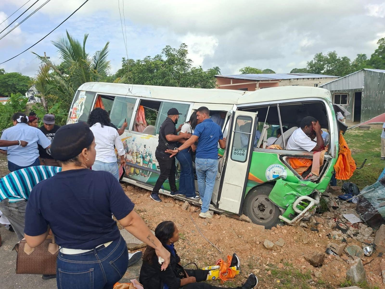 Guagua se estrella contra banca de lotería en carretera Hato Mayor–San Pedro; más de 16 personas resultan heridas