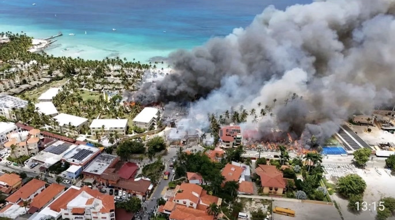 Incendio afecta un hotel en Bayahíbe