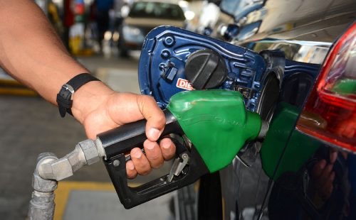 Gobierno mantiene sin variación los precios de principales combustibles