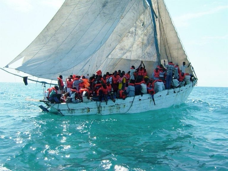 Detienen a diecisiete migrantes haitianos que llegaron en una embarcación a Jamaica