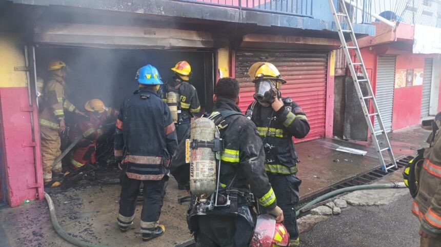 Incendio devora repuesto en Los Ciruelitos y provoca pérdidas superiores a RD$10 millones