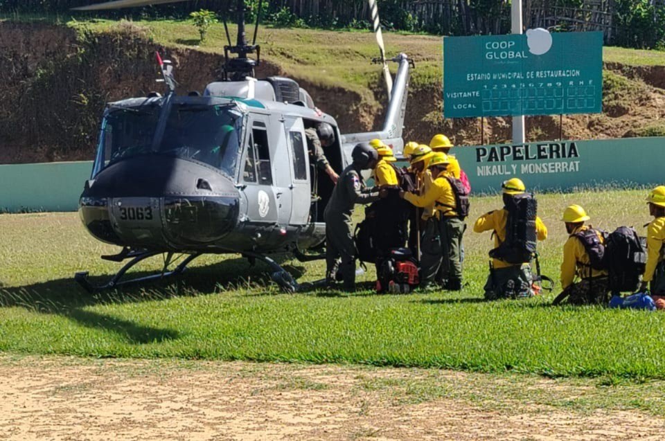 Más de 120 bomberos combaten incendio forestal en Sierra de Bahoruco