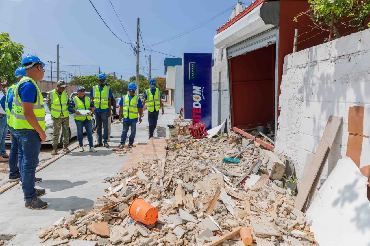 Alcaldía del DN demuele dos bancas de apuestas por ocupar aceras