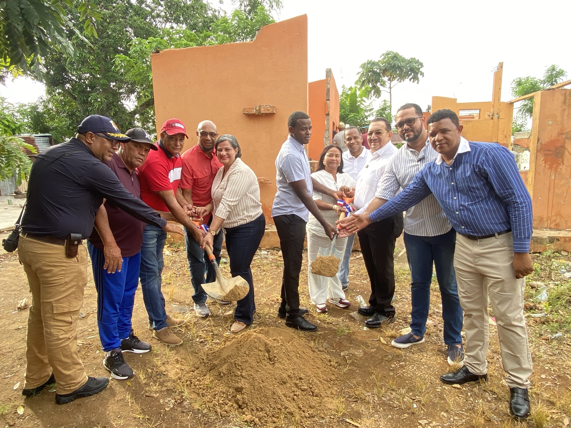 Alcalde José Thelma da primer palazo para la construcción del Mercado Municipal de El Valle