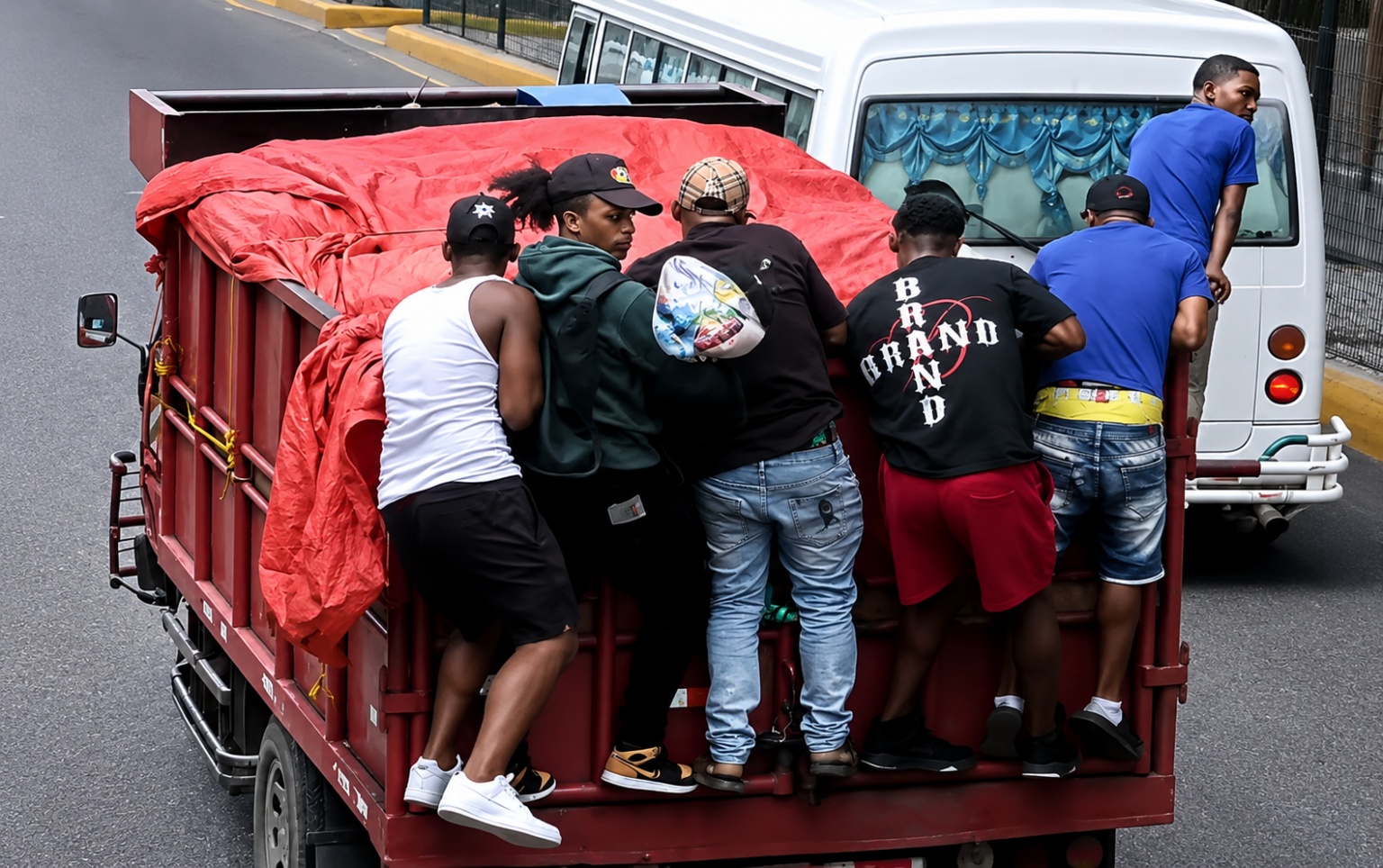 Arrestan a siete por asalto a camión del Plan Social; recuperan parte de los alimentos robados