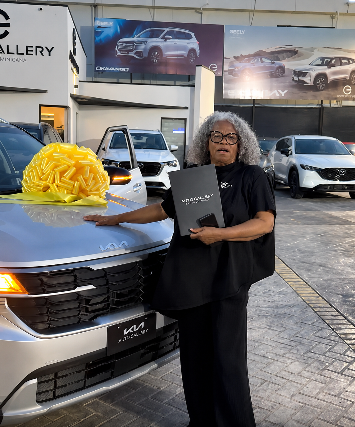 Santiago Matías entrega vehículo a Martha Candela&nbsp;