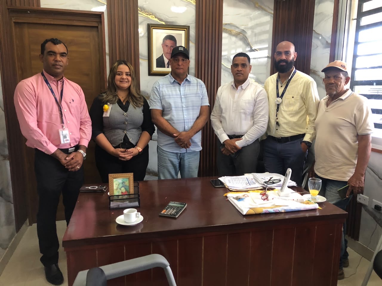 Alcalde José Thelma gestiona instalación de oficina de EDEESTE en El Valle para acercar los servicios a la comunidad