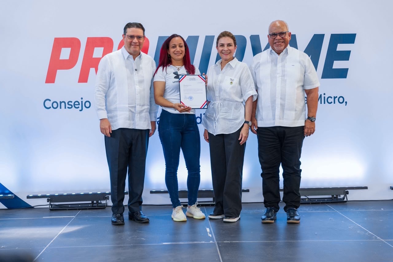 Carolina destaca impulso al emprendimiento femenino durante entrega de RD$160 millones en créditos de ProMIPYME
