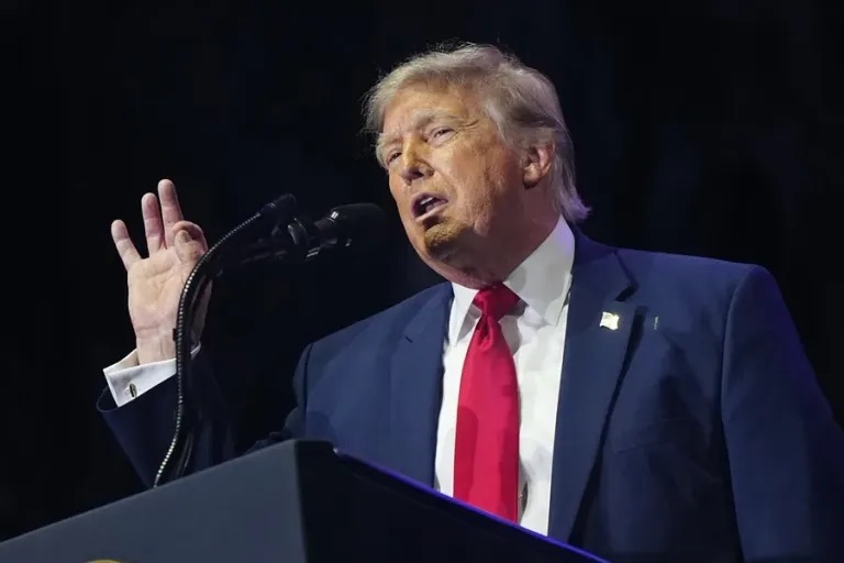 Trump anuncia rebaja puntual de gasolina en 25 estaciones de Filadelfia por el 4 de julio