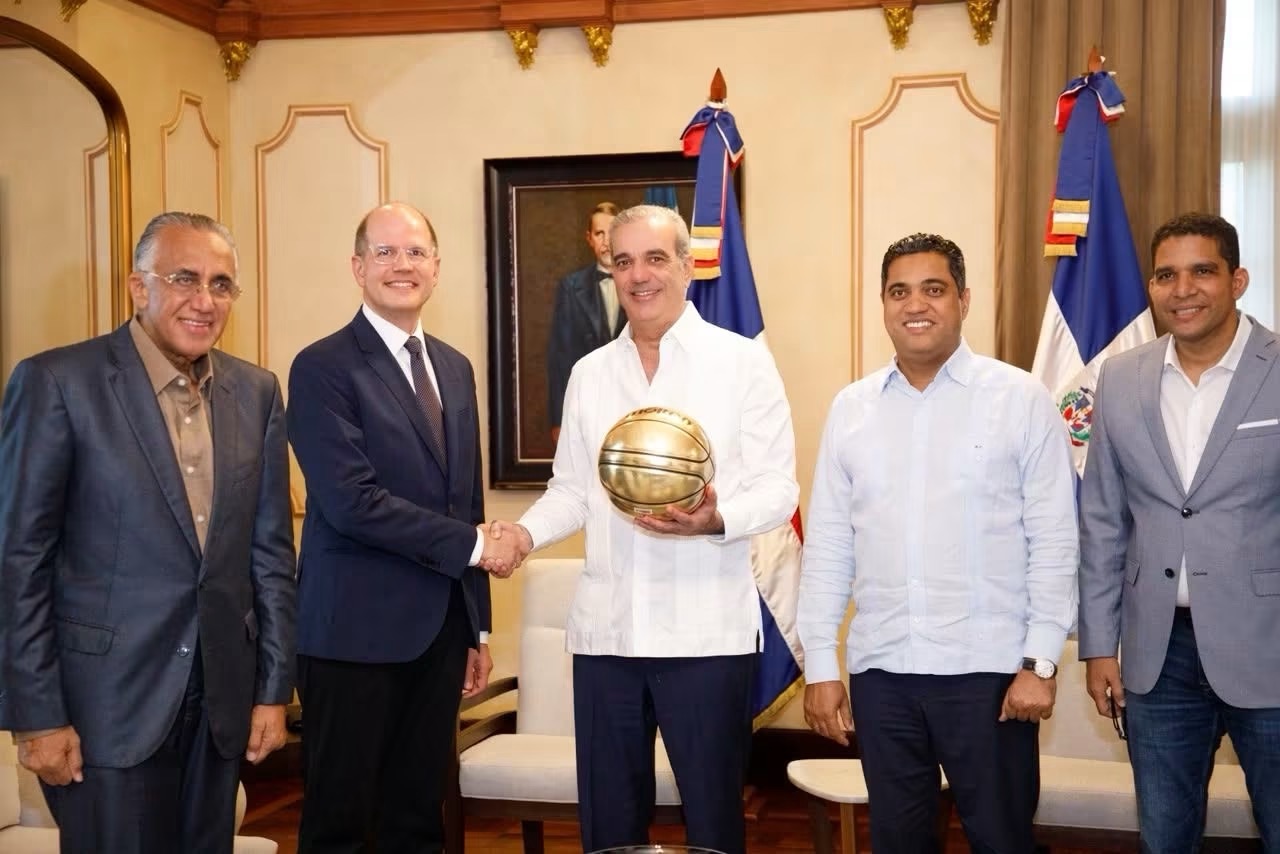 Presidente Abinader recibe en el Palacio Nacional a altos ejecutivos de la FIBA y del Comité Organizador de Santo Domingo 2026
