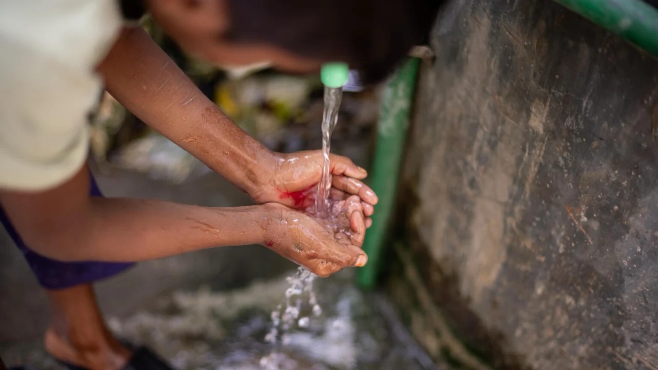 Solo seis de cada 10 hogares en RD tienen agua por tubería dentro de la vivienda