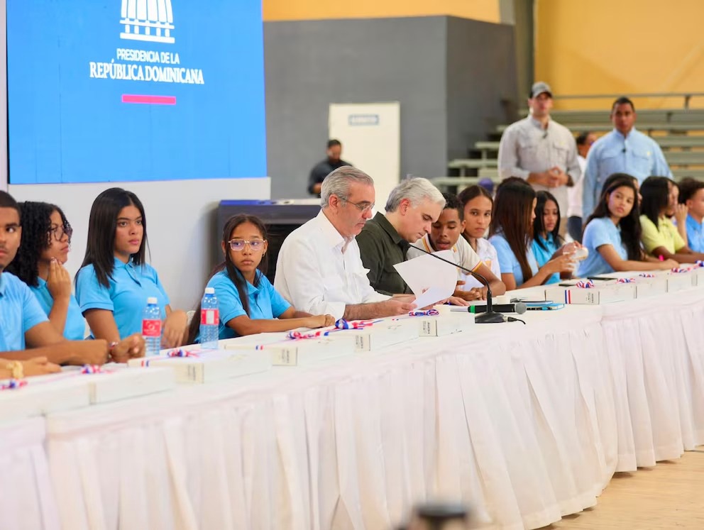 Abinader ordena un estudio para ajustar la oferta educativa en Montecristi