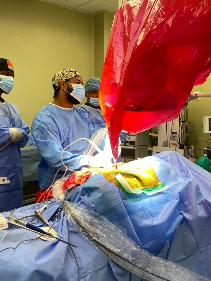 Hospital Mario Tolentino Dipp realiza primera&nbsp;cirugía de columna mínimamente invasiva por endoscopia