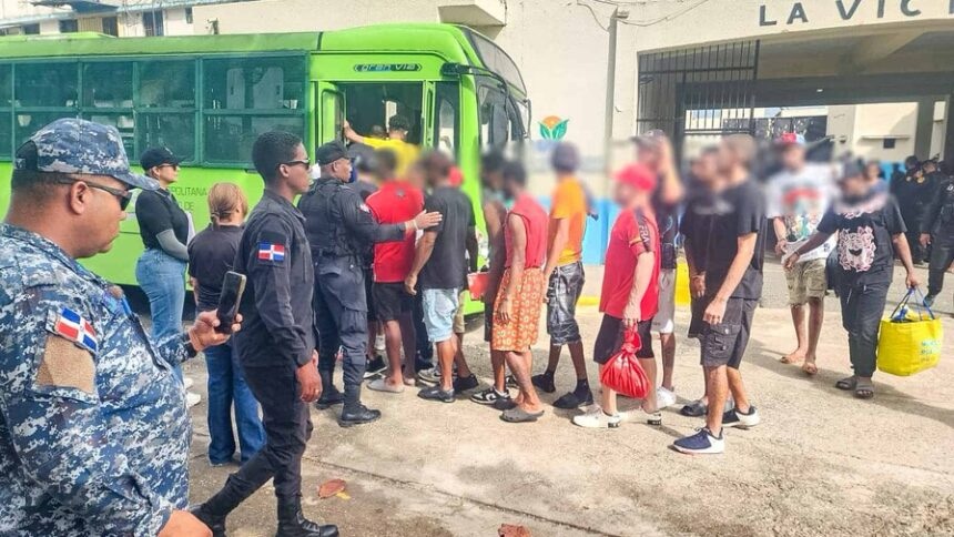Trasladan otros 400 reclusos desde La Victoria al CCR Las Parras