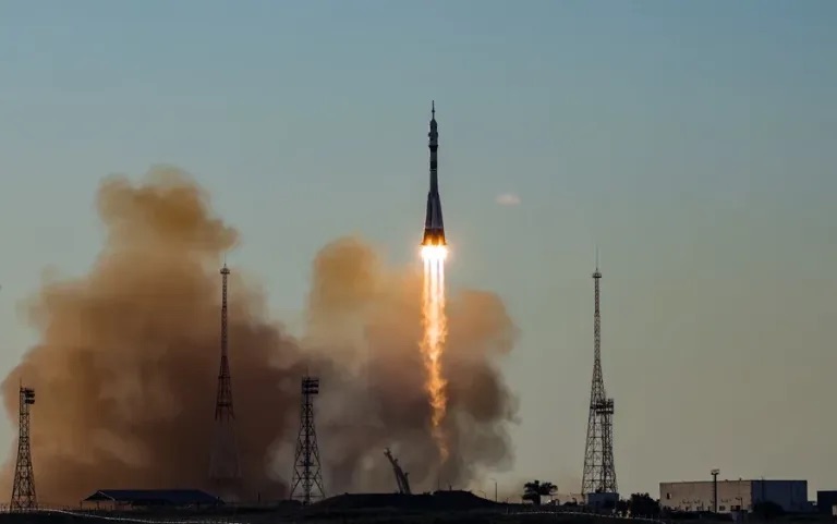 Rusia lanza la nave Soyuz MS-29 con tres tripulantes a bordo rumbo a la Estación Espacial