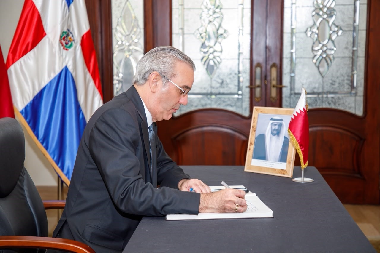 Abinader firma libro de condolencias por el fallecimiento de Su Alteza el Emir Padre, Sheikh Hamad Bin Khalifa Al Thani