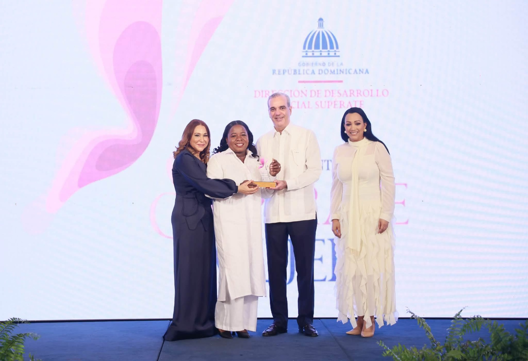 35 emprendedoras de Supérate reciben reconocimiento por sacar adelante sus negocios