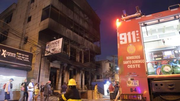 Un incendio consume edificio de cinco niveles en Herrera; cierran tramo de la avenida Isabel Aguiar