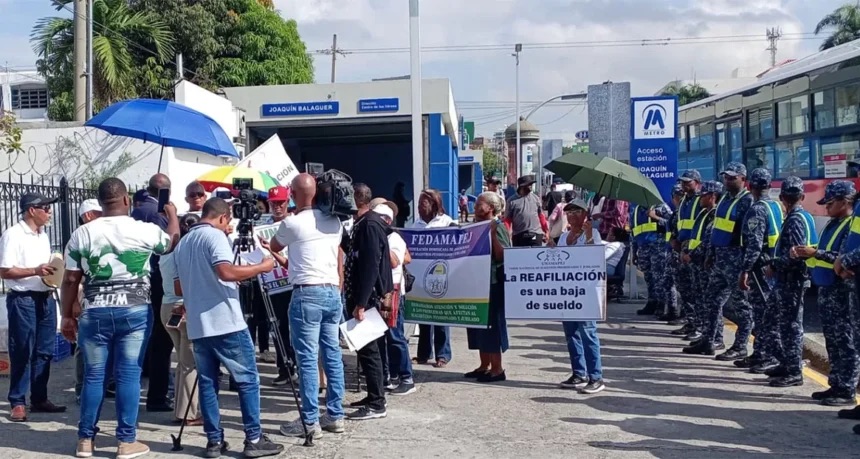 Maestros pensionados protestan frente al Inabima por descuentos al Seguro de Sobrevivencia