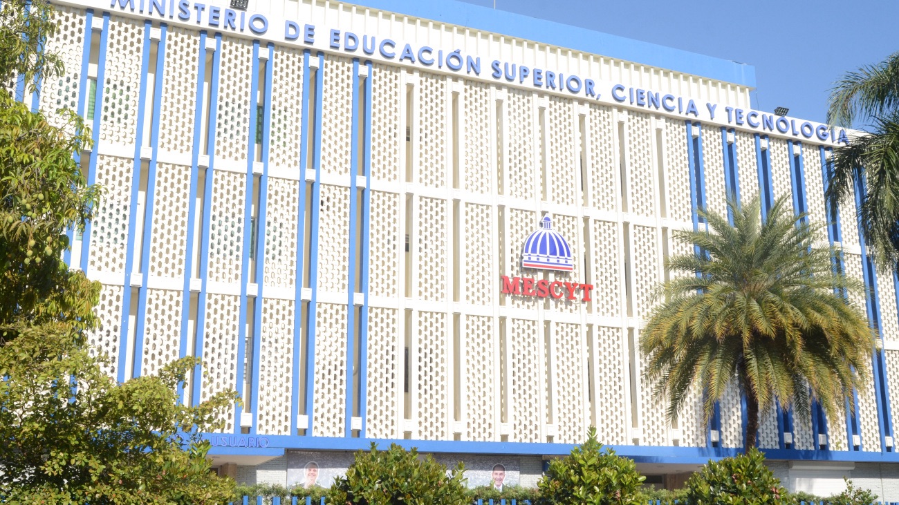 Retienen títulos de becados dominicanos por pagos pendientes del Mescyt