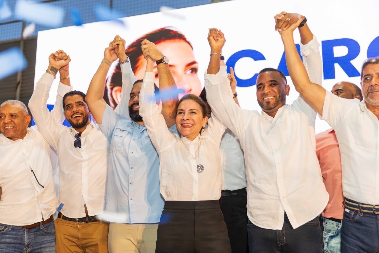 Carolina Mejía recibe respaldo del ingeniero Rafael Santos junto a varios dirigentes y el movimiento Mi familia por el Cambio en Moca