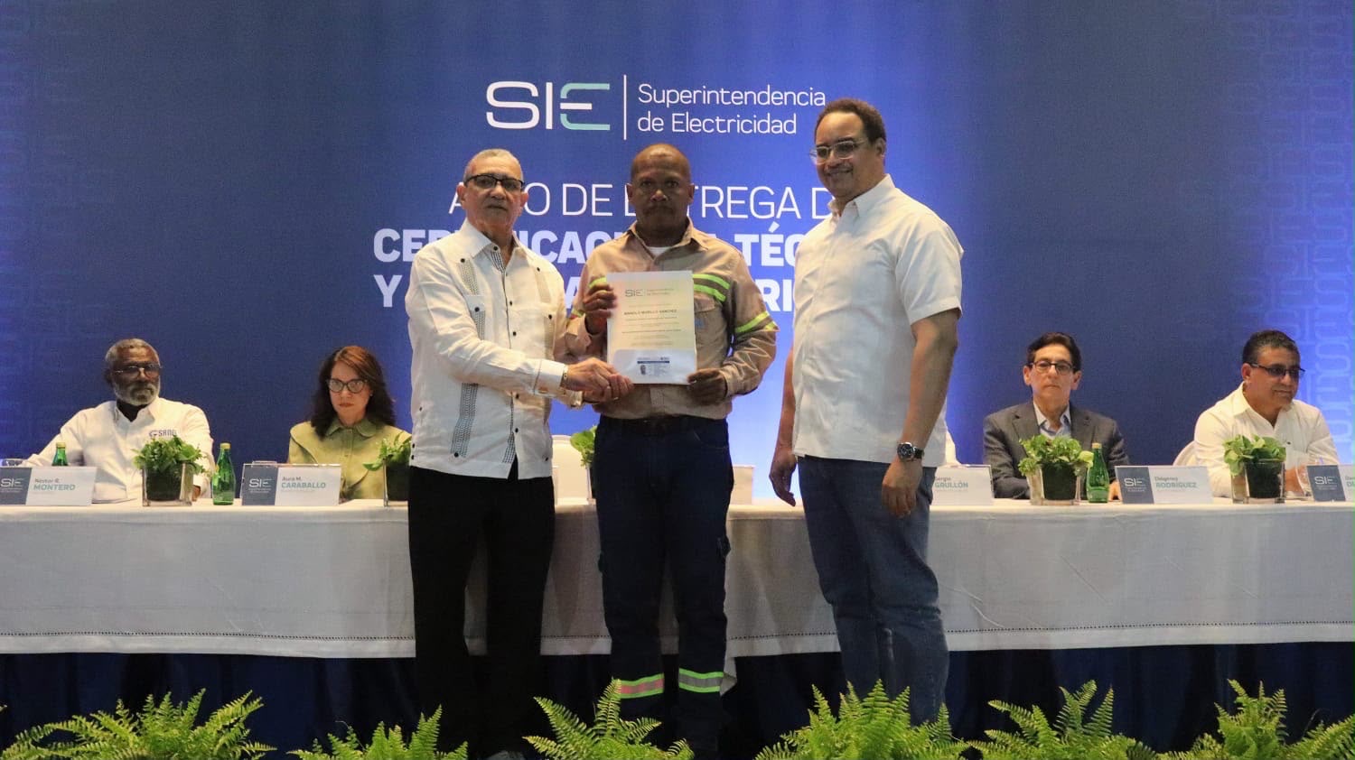 INFOTEP certifica por competencias 300 técnicos electricistas junto a la Superintendencia de Electricidad