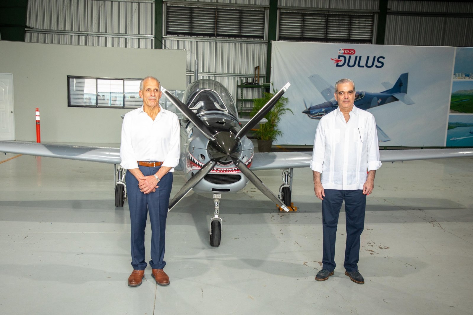 Presidente de Honduras expresa interés en adquirir aviones y vehículos blindados ensamblados en República Dominicana