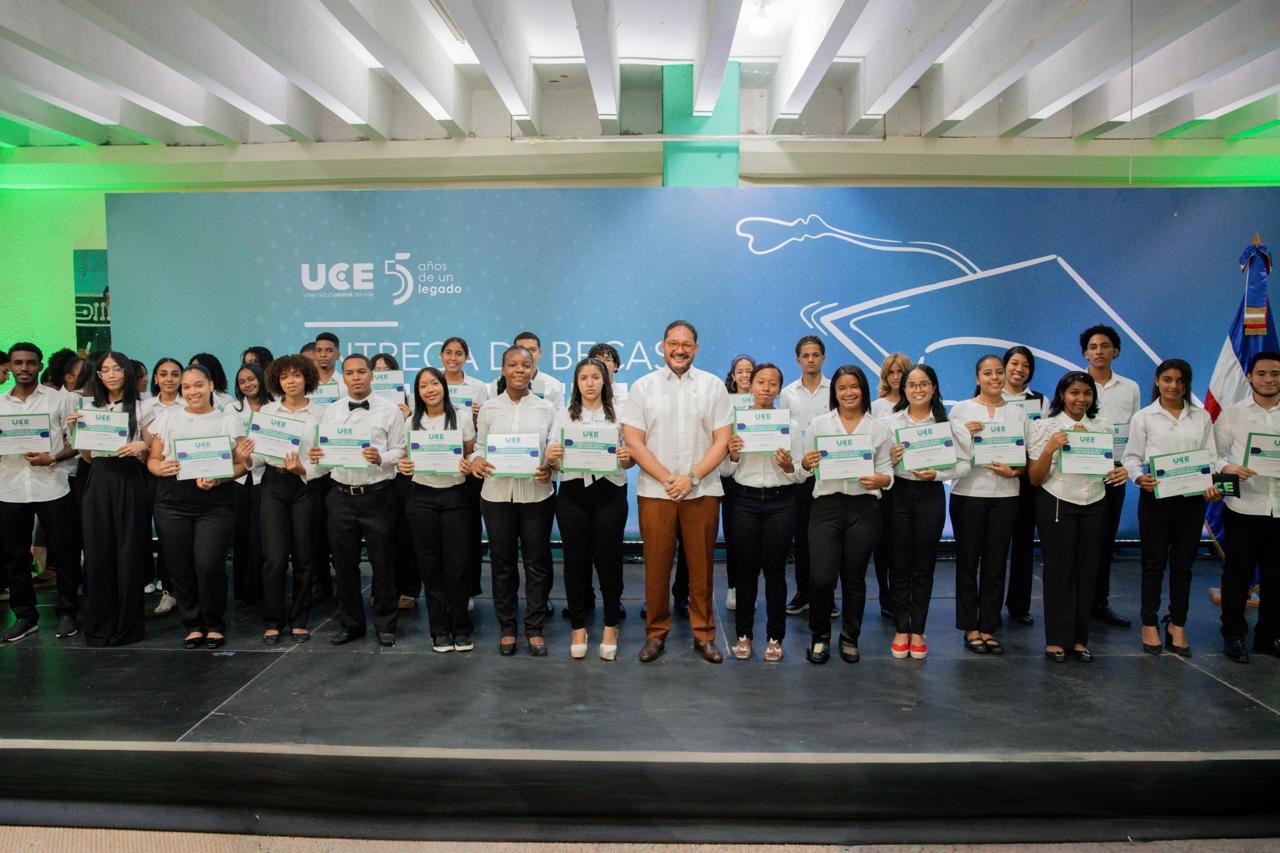 La UCE entrega 50 nuevas becas; suma 270 este año con una inversión social de RD$66 millones