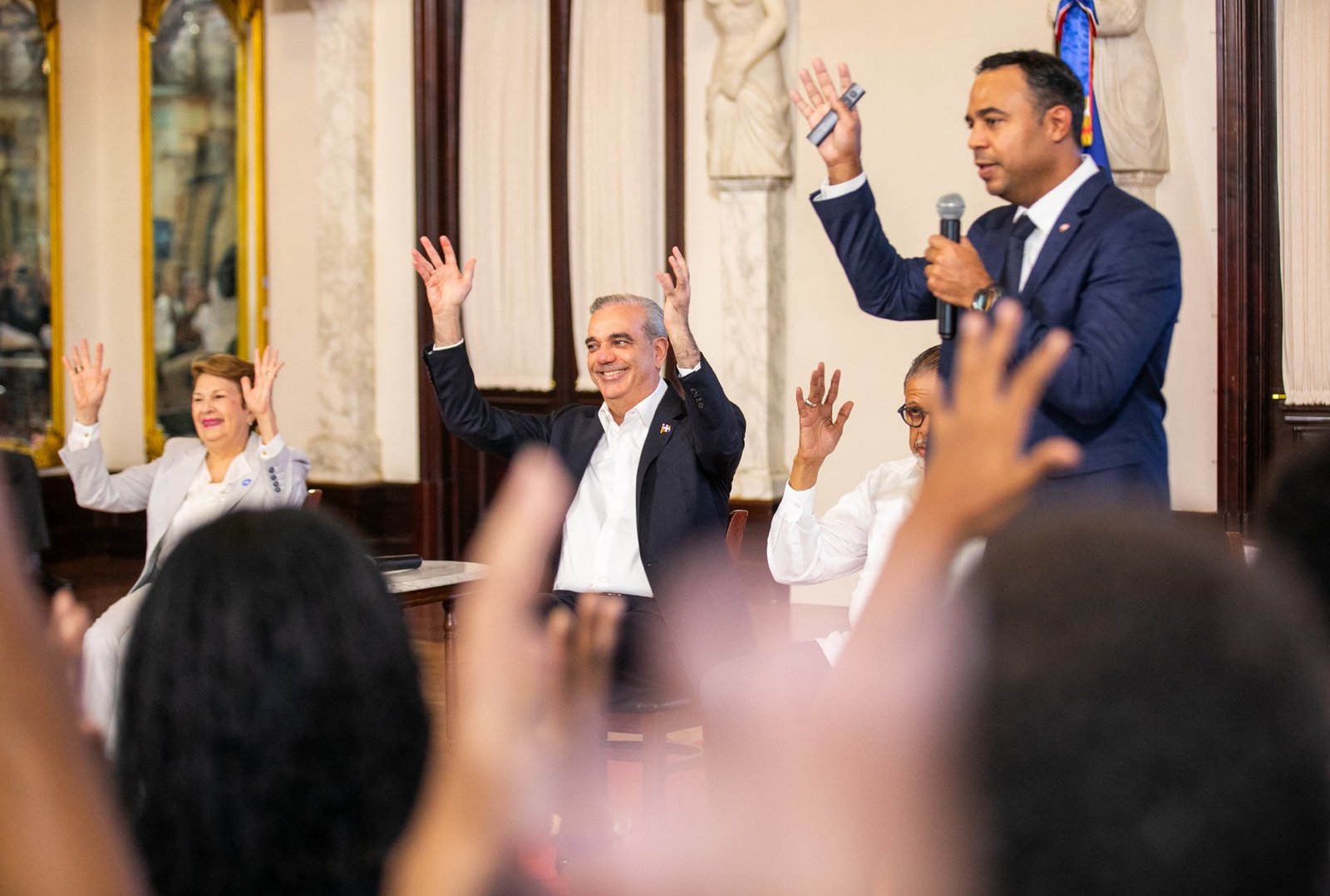 Presidente Abinader se reúne con 53 estudiantes sordos que completaron su formación en Inteligencia Artificia