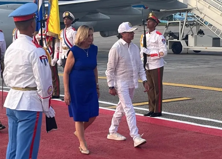Petro aterriza en La Habana para reunirse con Díaz-Canel en su último viaje oficial