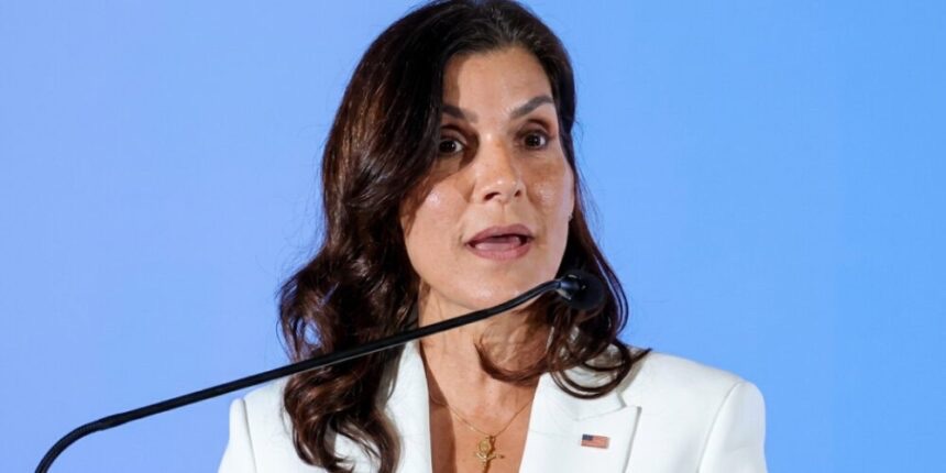 Embajadora de EE.UU. defiende la libertad de expresión tras críticas de comunicador dominicano