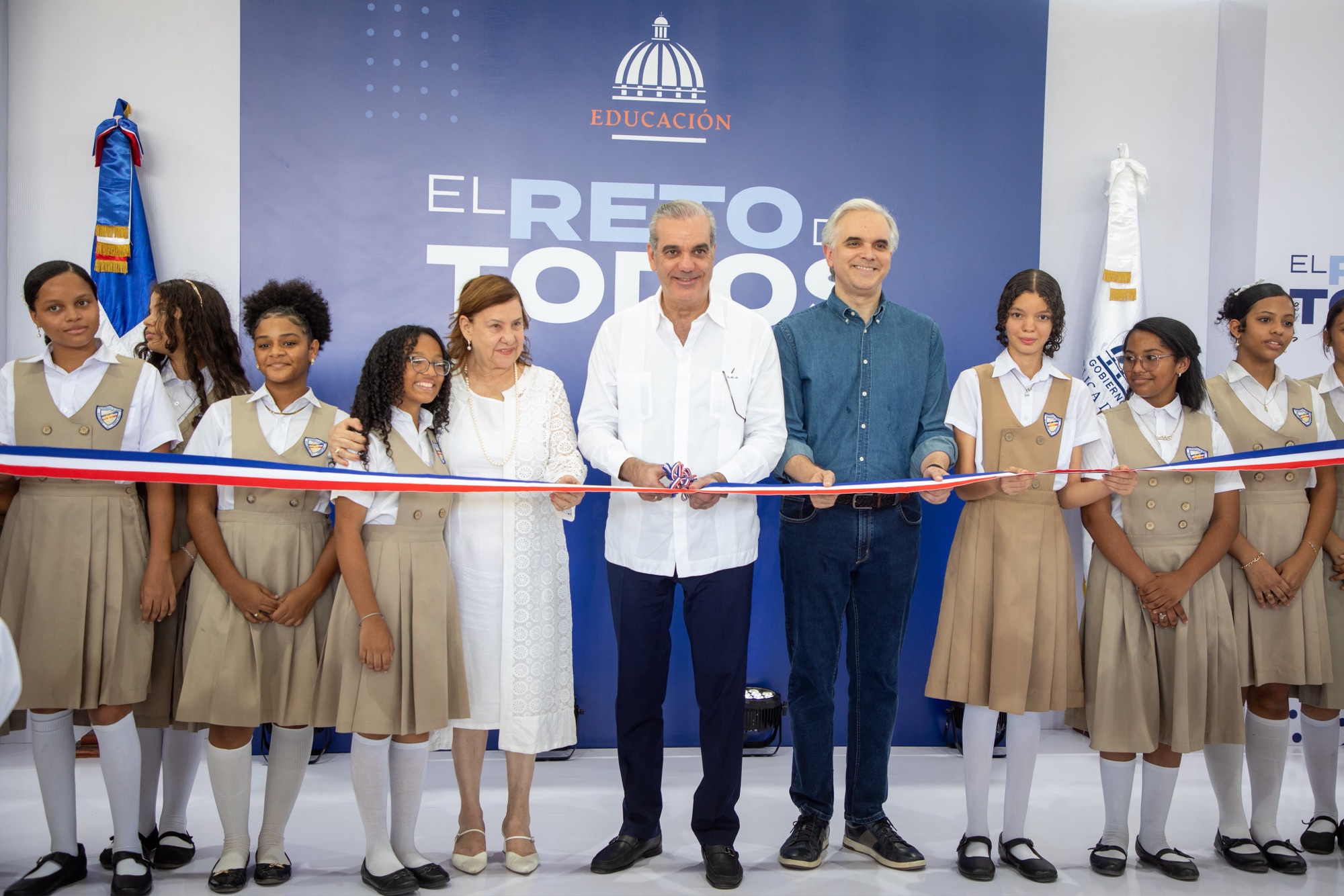 Abinader inaugura el techado del Politécnico Femenino Mercedes Morel en La Vega