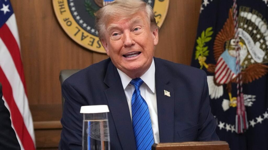 Arrestan a un hombre armado en el club de golf de Trump antes de su visita a Los Ángeles