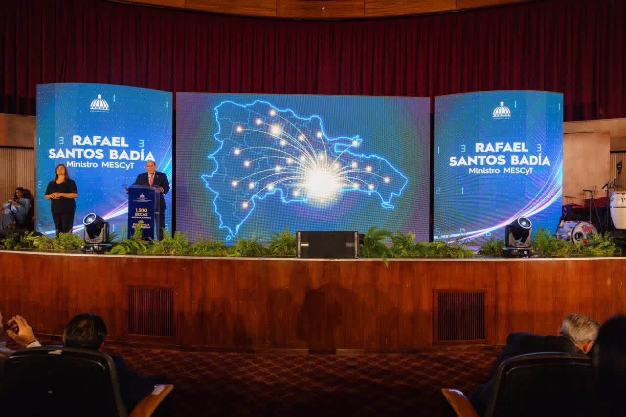 Gobierno entrega 1,500 becas internacionales y anuncia 5,000 nuevas ayudas para estudios en RD