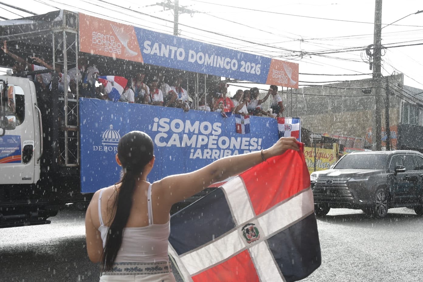 Dominicanos vitorean a sus medallistas de Santo Domingo 2026 en recorrido especial por calles de la capital