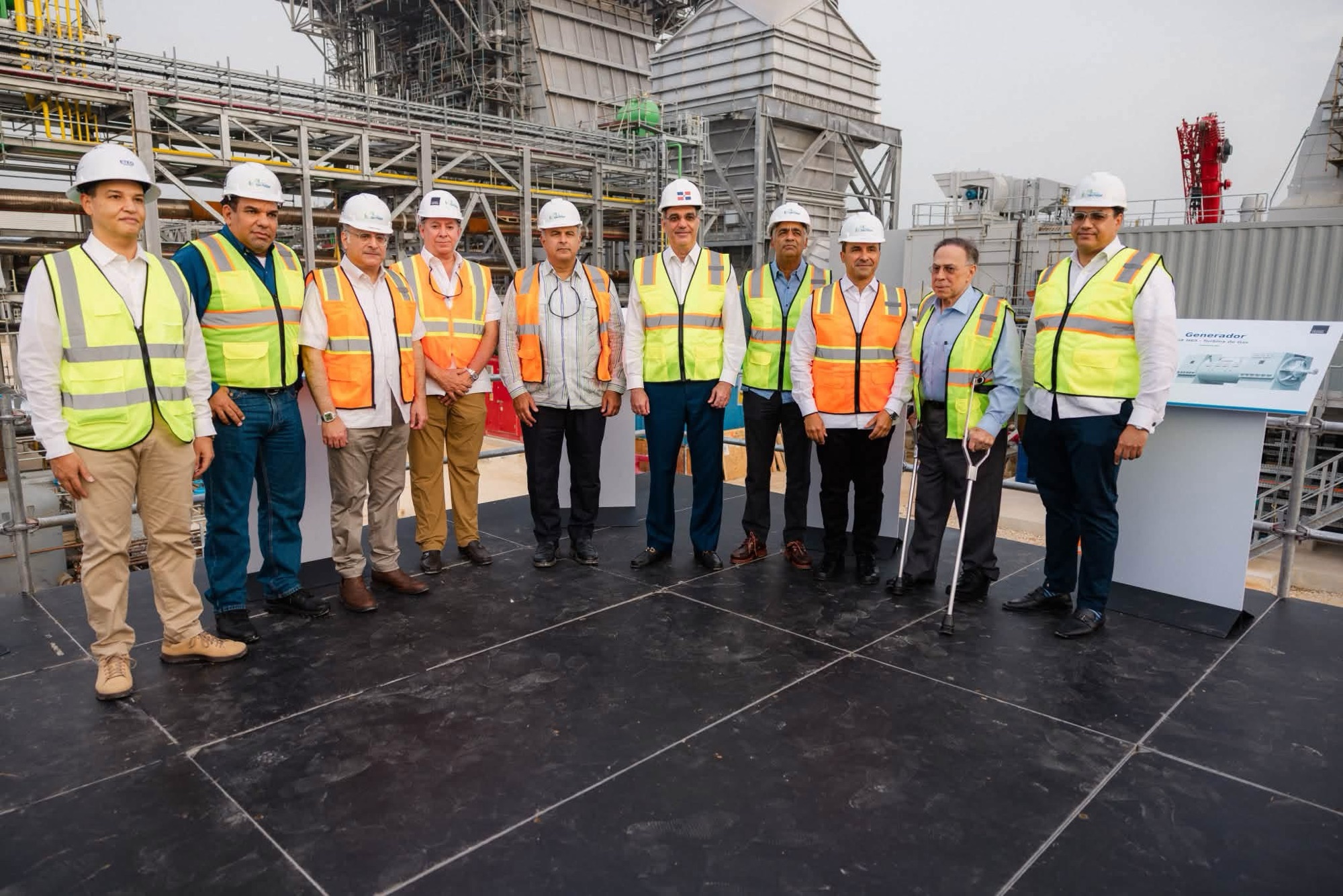Abinader supervisa construcción de central que aportará 467 MW