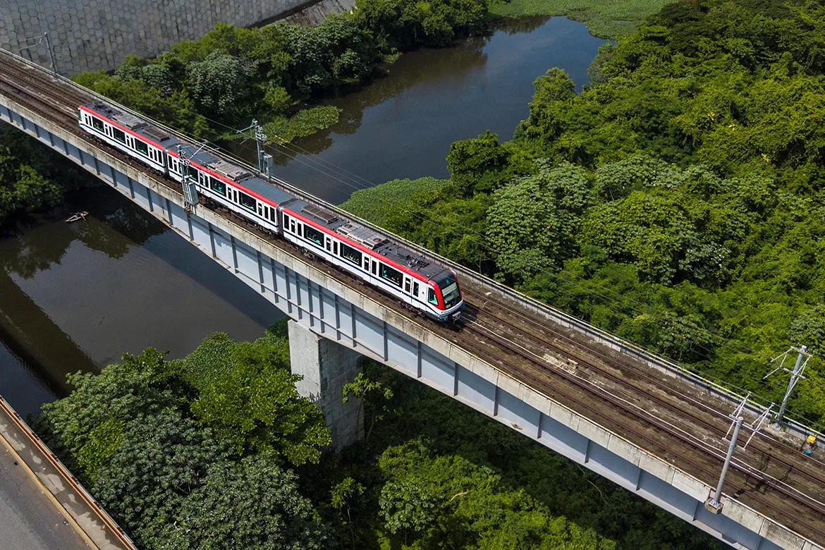 Tren del metro queda detenido entre dos estaciones por avería