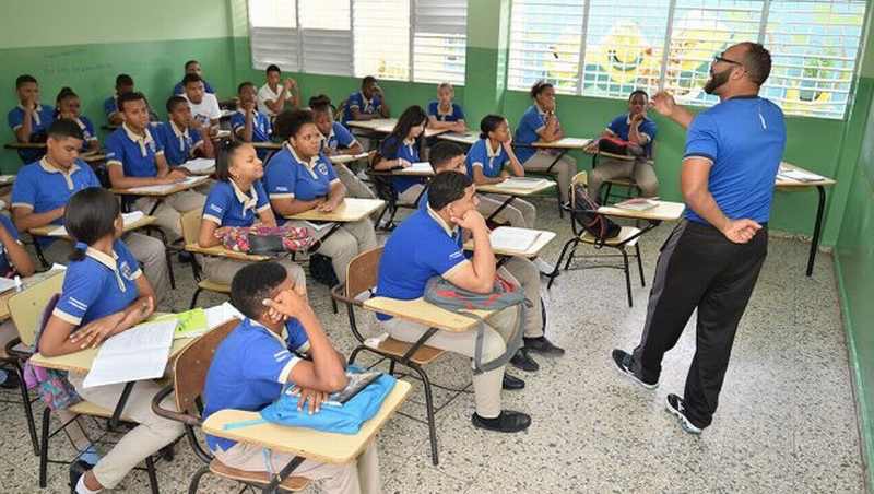ADP estima que hasta 3,000 maestros podrían iniciar el año escolar bajo contrato