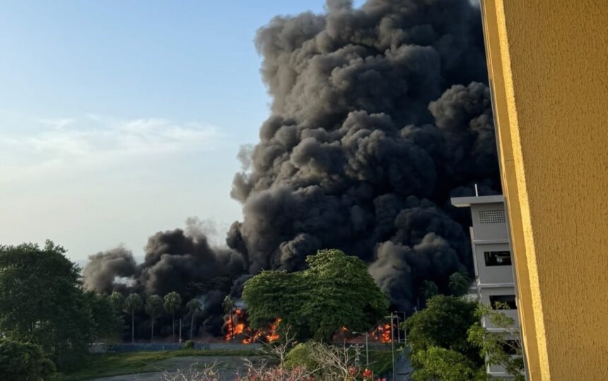 Camión de combustible se incendia en Gazcue y moviliza organismos de emergencia
